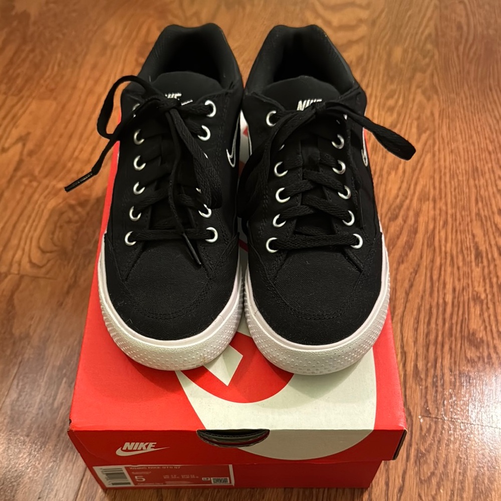 Women’s Nike Black and White Sneakers Classic Lace-Up Design